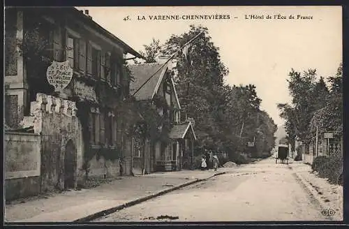 AK La Varenne-Chennevières, L`Hôtel de l`Ecu de France und Strasse mit Pferdekutsche