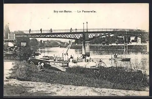 AK Bry-sur-Marne, La Passerelle avec bateaux sur la rivière