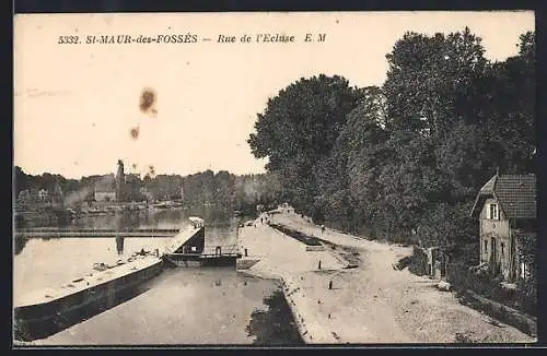 AK Saint-Maur-des-Fossés, Rue de l`Écluse avec péniche et chemin boisé