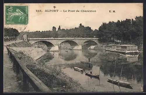 AK Alfort, Le Pont de Charenton avec bateaux sur la rivière