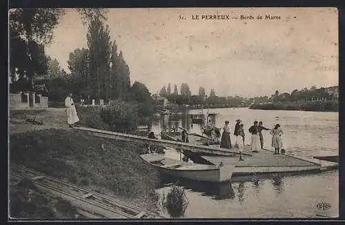 AK Le Perreux, Bords de Marne et activités de loisirs sur le quai