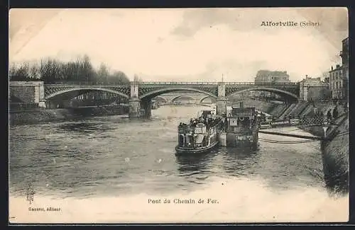 AK Alfortville, Pont du Chemin de Fer avec péniches sur la Seine
