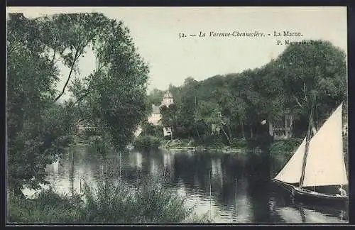 AK La Varenne-Chennevière, La Marne et voilier sur la rivière