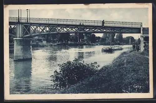 AK Bry-sur-Marne, Sous la passerelle de Bry avec vue sur la rivière et la barque