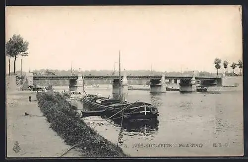 AK Ivry-sur-Seine, Pont d`Ivry et bateaux amarrés sur la Seine