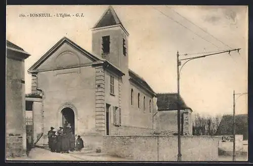 AK Bonneuil, L`Église avec personnages devant l`entrée