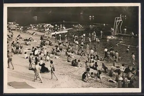 AK Champigny, Les Bords de la Marne avec baigneurs et plongeoir animés
