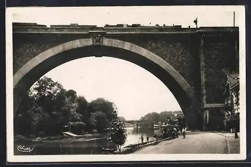 AK Le Perreux-sur-Marne, Le Viaduc et la rivière en arrière-plan