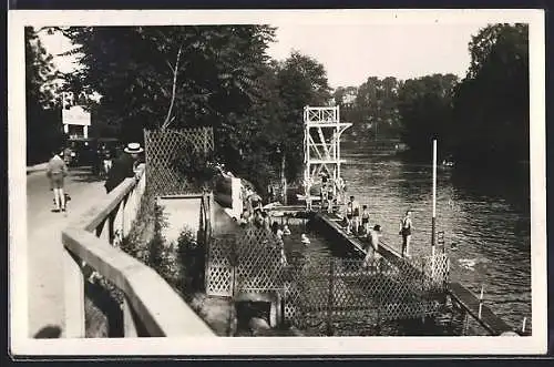 AK Le Perreux, Scène nautique des bords de la rivière avec plongeoir et promeneurs