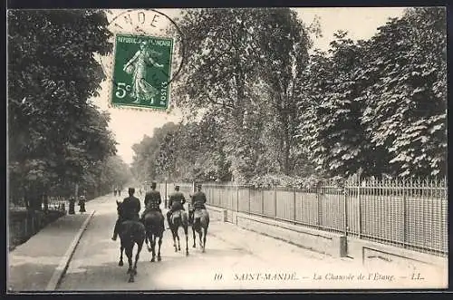 AK Saint-Mandé, La Chaussée de l`Étang avec cavaliers sur la route