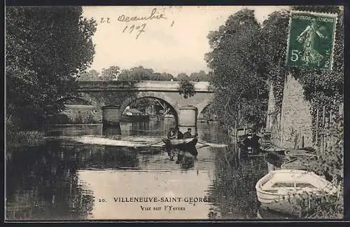 AK Villeneuve-Saint-Georges, Vue sur l`Yerres avec pont et barques