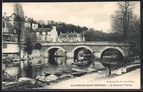 AK Villeneuve-Saint-Georges, Le Pont sur l`Yerres et barques sur la rivière