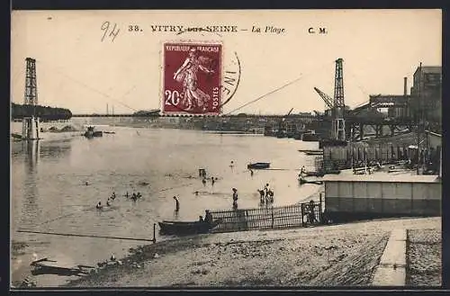AK Vitry-sur-Seine, La Plage avec baigneurs et infrastructures industrielles
