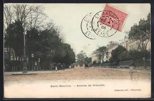 AK Saint-Maurice, Avenue de Gravelle avec passants et bâtiments résidentiels
