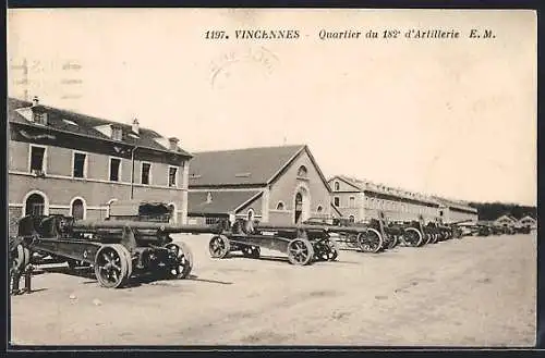 AK Vincennes, Quartier du 12e d`Artillerie avec canons alignés