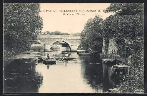 AK Villeneuve-Saint-Georges, Vue sur l`Yerres avec bateaux et pont en arrière-plan