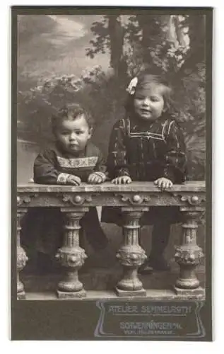 Fotografie Atelier Semmelroth, Schwenningen, Verlängerte Holzstrasse, Zwei Kinder an einer Balustrade