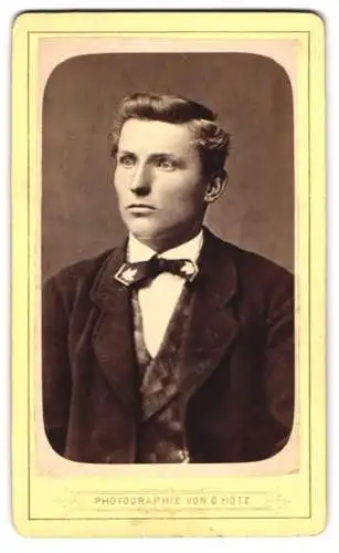 Fotografie Gustav Hotz, Stockach, Porträt eines jungen Mannes