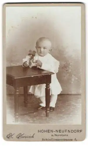 Fotografie H. Heinrich, Hohen-Neuendorf, Schönfliesserstrasse 5, Kleinkind mit Tisch und Spielzeug