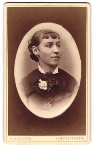Fotografie M. Riederer, Schweinfurth, Porträt einer Dame mit Blumenschmuck