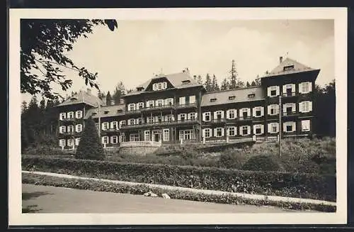 AK Bad Karlsbrunn, Lothringerhaus mit Anlagen, Ansicht von der Strasse