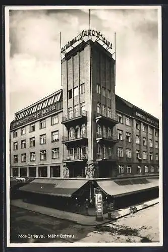 AK Mähr. Ostrau, Café Savoy, Gebäudeansicht mit Strasse aus der Vogelschau, Litfasssäule