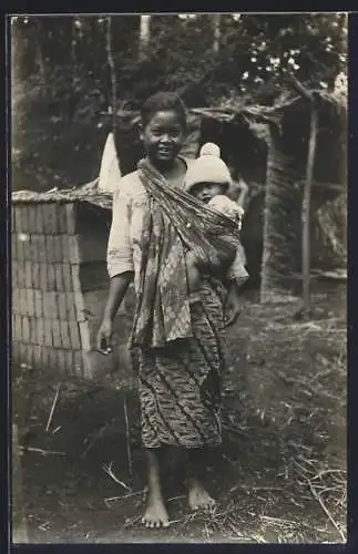 Foto-AK Indonesische Frau mit Baby