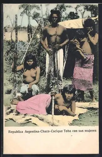 AK Chaco-Cacique, Toba, Indio mit seinen Frauen vor einer Hütte, mit Säugling