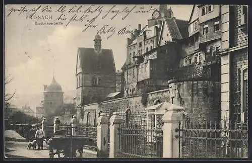 AK Kronach / Bayern, Stadtmauerpartie mit Passanten