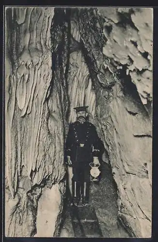 AK Gutenberg / Schwäb. Alb, Gussmannshöhle, Bergmann mit Grubenlampe in der Orgelhalle