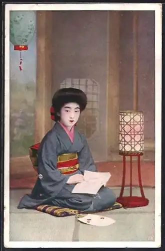 AK Geisha beim Lesen, neben einer Lampe sitzend