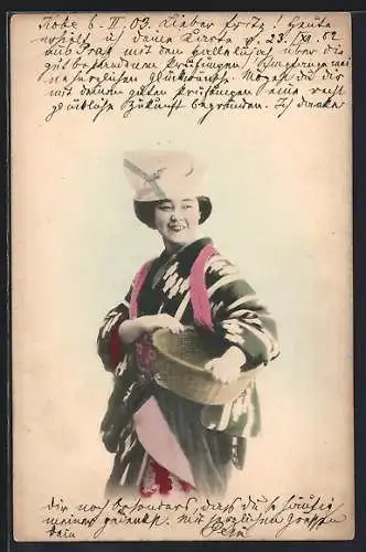 AK Lachende Japanerin mit einem Korb, Portrait