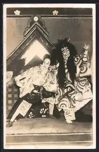 AK Zwei japanische Schauspieler in Aktion auf der Bühne