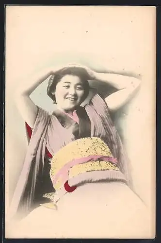 AK Traditionell gekleidete lachende Japanerin, Portrait