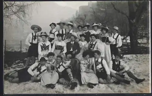 AK Salzburg, Gruppe in Trachten im Schnee