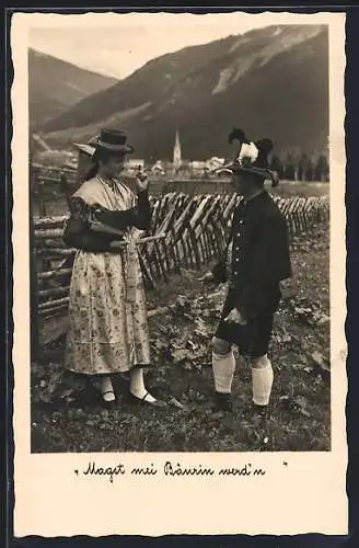 AK Paar in Salzburger Trachten im Gespräch