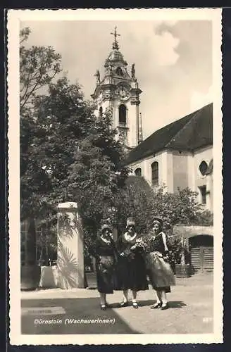 AK Dürnstein, Wachauerinnen, Stiftskirchturm im Hintergrund