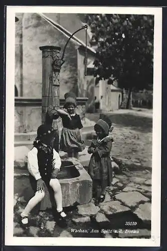 AK Spitz a. d. Donau, Brunnen mit Kindern in Trachten