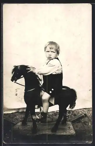 Foto-AK Kleiner Junge auf einem Schaukelpferd