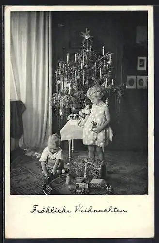 AK Kinder mit Spielzeug-Blechbahn am Weihnachtsbaum