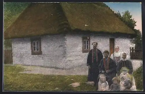 AK Polnische Familie in Tracht vor strohgedecktem Haus