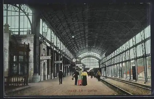 AK Haarlem, Station, Bahnhof-Halle mit einfahrendem Zug
