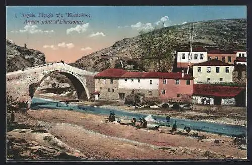 Künstler-AK Elassona, ancien pont, Passanten am Flussufer