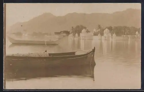 Foto-AK Udaipur, Uferpartie mit Booten