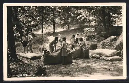 AK Glienicke / Nordbahn, Falkenlager Glienicke, Jugendliche bei Zeltlagerbau
