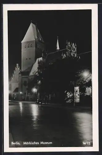 AK Berlin, Märkisches Museum mit Wallstrasse bei Nacht
