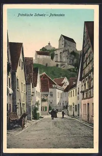 AK Pottenstein, Strassenpartie mit Leuten, Blick zur Burg
