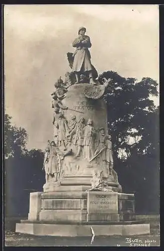 AK Dinan, Monument aux morts de 1914-1918 avec statue et bas-reliefs