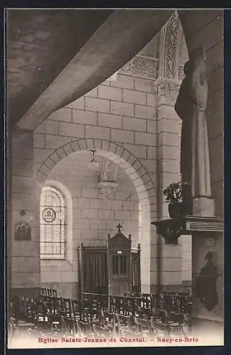 AK Sucy-en-Brie, Intérieur de l`Église Sainte-Jeanne de Chantal avec statue et chaises