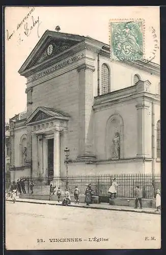 AK Vincennes, L`église et passants devant l`entrée